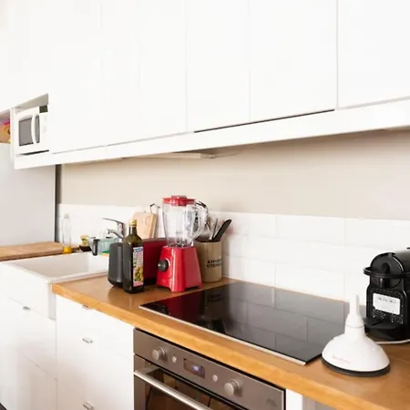 Well Located Bright And Quiet Appartement Parijs