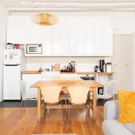 Well Located Bright And Quiet Parijs